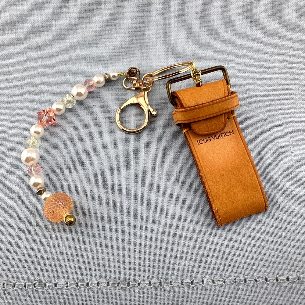 Louis Vuitton Tan Key Holder with Beaded Chain - Picture 4 of 5